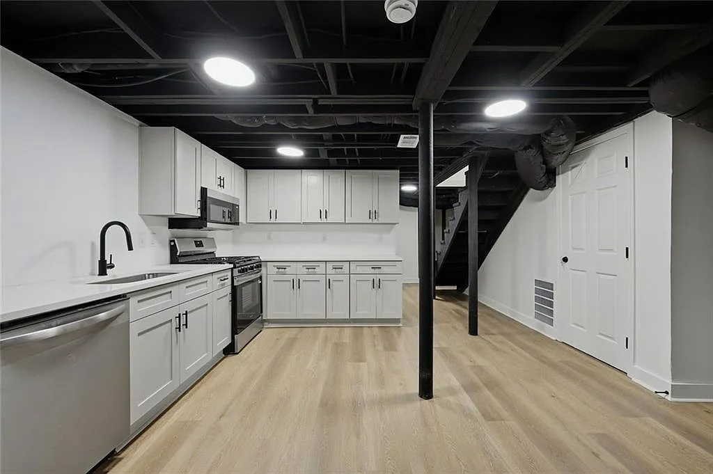 3 bed, 1.0 bath, 3000 sqft, $1,500 — Photo 3