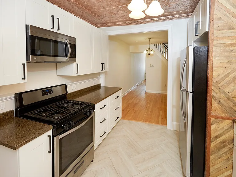 1141 W Hamburg St — Photo 3