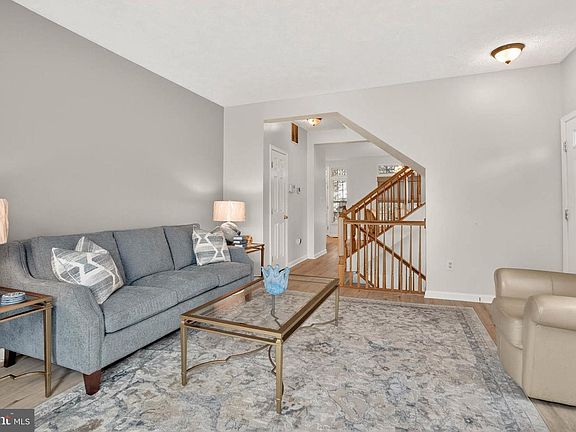 4th image of 206 Eisenhower Ct