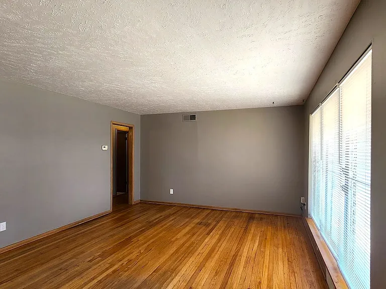 209 W Coe Dr — Photo 5