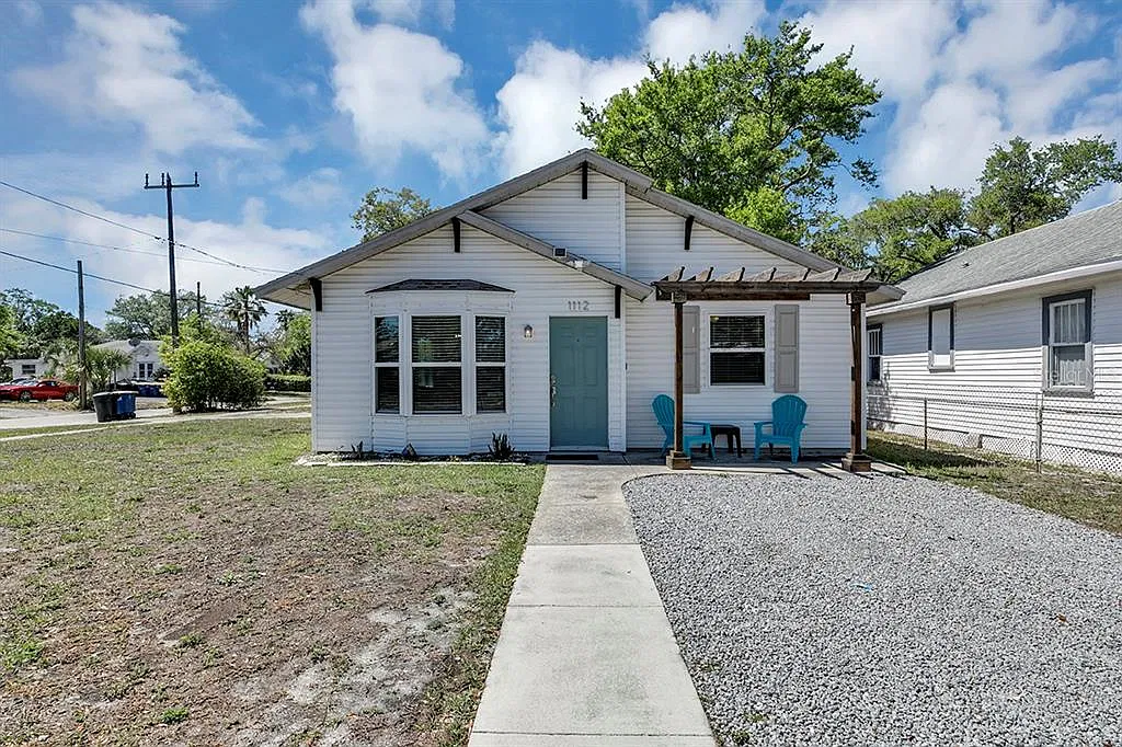 3 bed, 2.0 bath, 1257 sqft, $2,400 — Photo 1