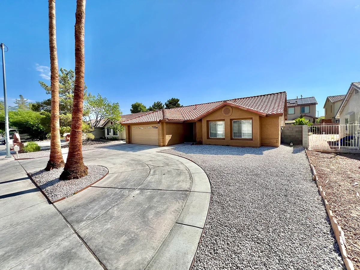 Turnabout driveway, easy access for multiple vehicles - 3644 Valley Dr