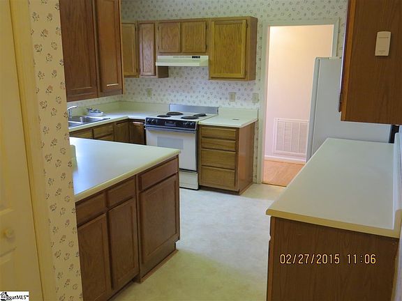 4th image of 4 Hillview Dr