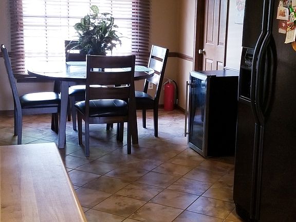 large eat-in kitchen