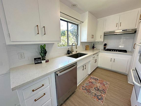 4th image of 2849 Waverly Dr APT 16