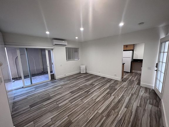 3rd image of 2630 The Strand #D