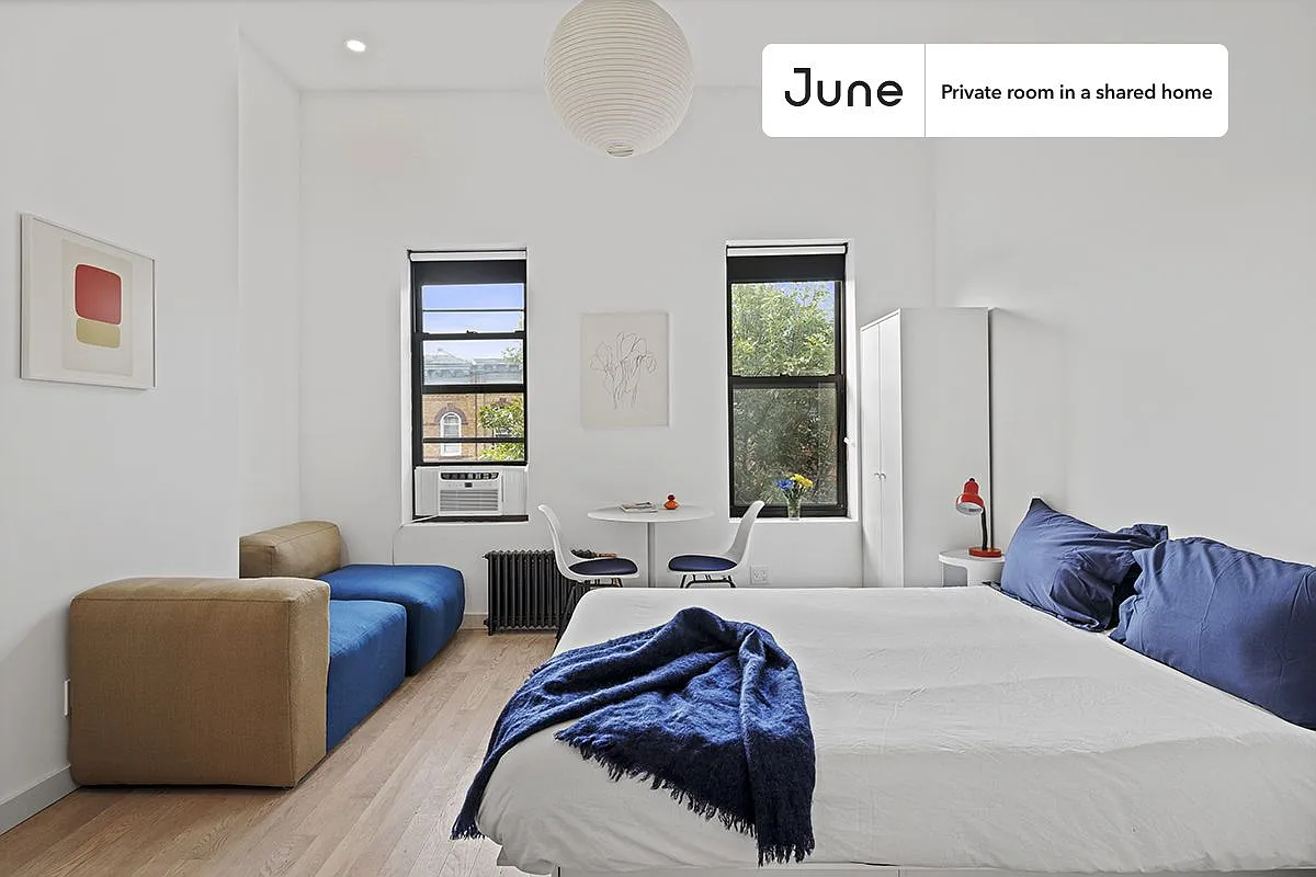 Queen bedroom in 3 bed/3 bath home in Ridgewood #1880 C — Photo 2