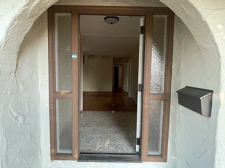 1816 Richmond St — Photo 2