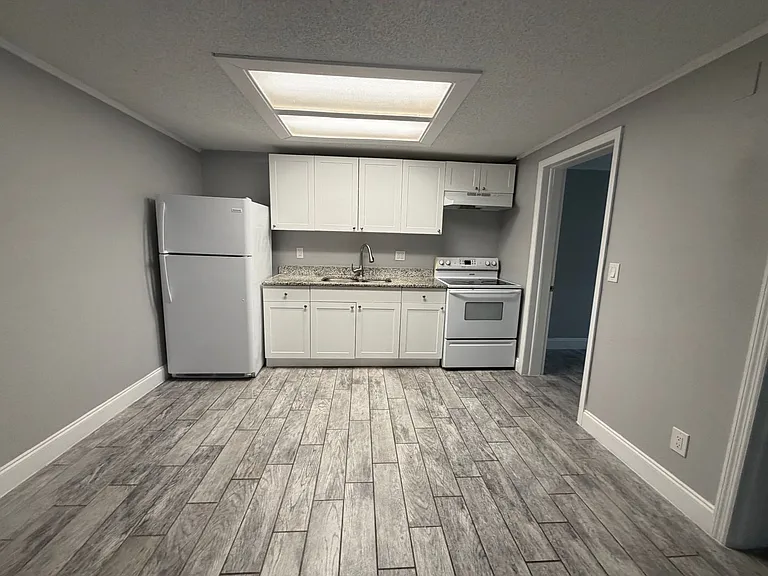 Strawberry Place Apartments — Photo 4