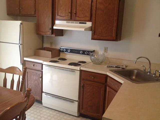 Kitchen - 684 S Cedar St