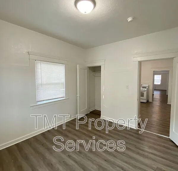 202-208 W Oak St #208 W OAK STREET — Photo 23