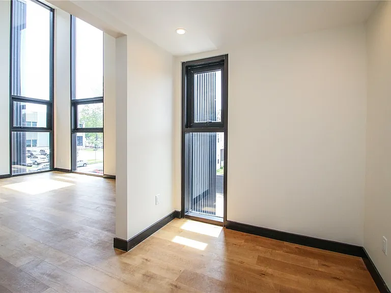 33 Russell St #202 — Photo 15
