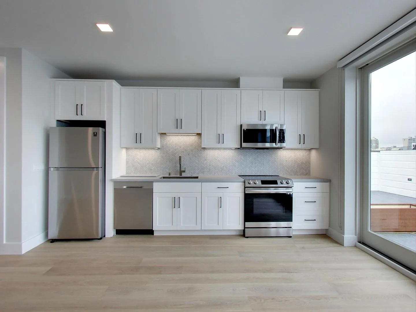 Hayes Valley Three Bedroom Available Now!! — Photo 3