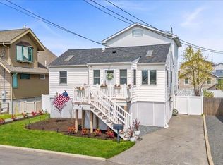 952 S 5th St, Lindenhurst, NY 11757