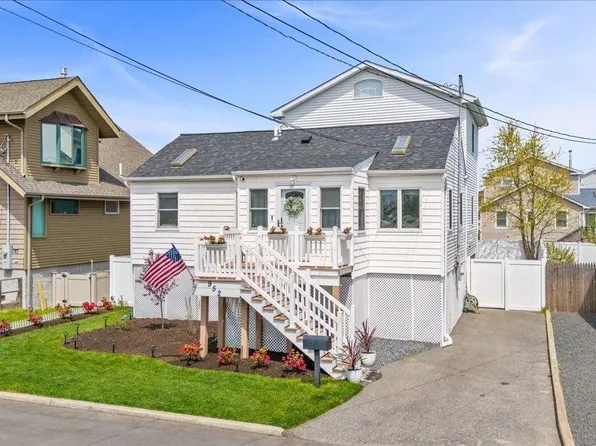 952 S 5th Street, Lindenhurst, NY 11757