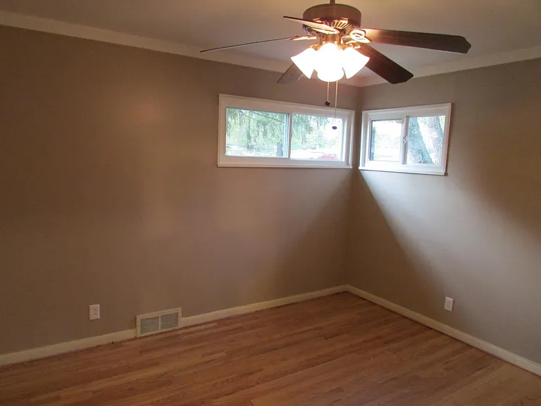 536 N Leona Ave — Photo 7