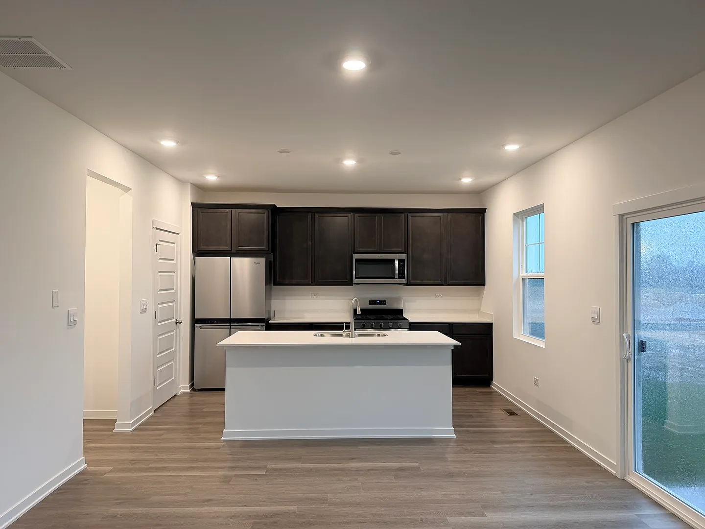 5 bed, 2.5 bath, 2051 sqft, $4,200 — Photo 2