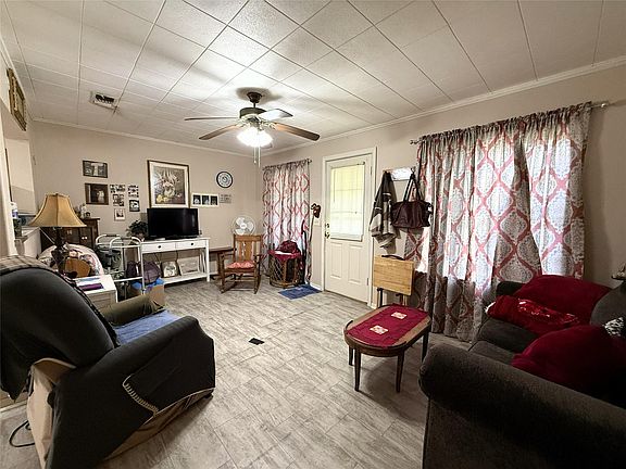 3rd image of 608 Hackberry Bnd