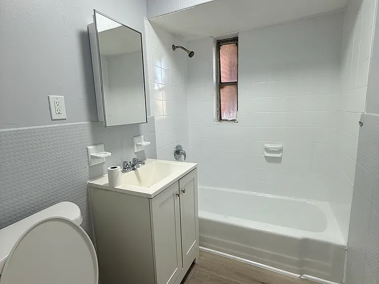 76-78 E Park St #11 — Photo 4