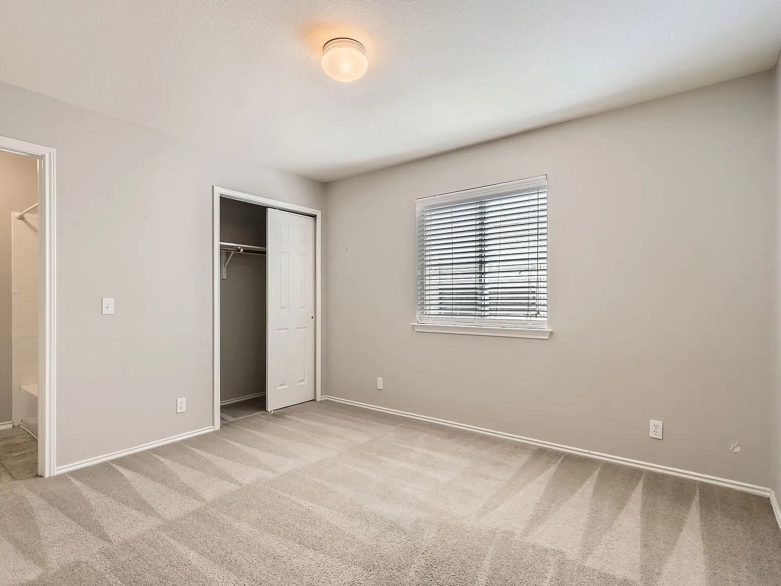 5 bed, 2912 sqft, $2,300 — Photo 4