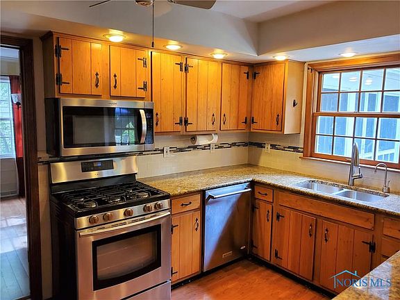 3rd image of 6832 Fredericksburg Dr S