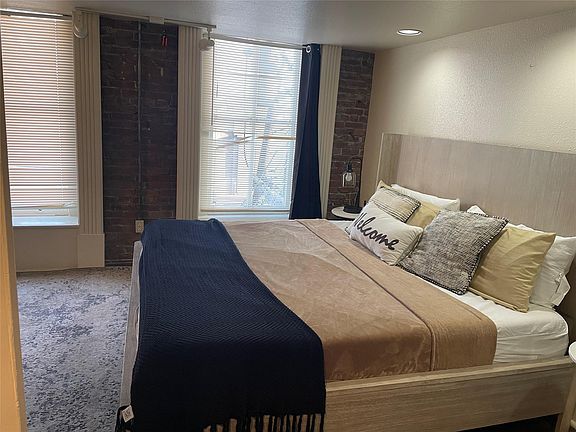 5th image of 2118 Strand St #209