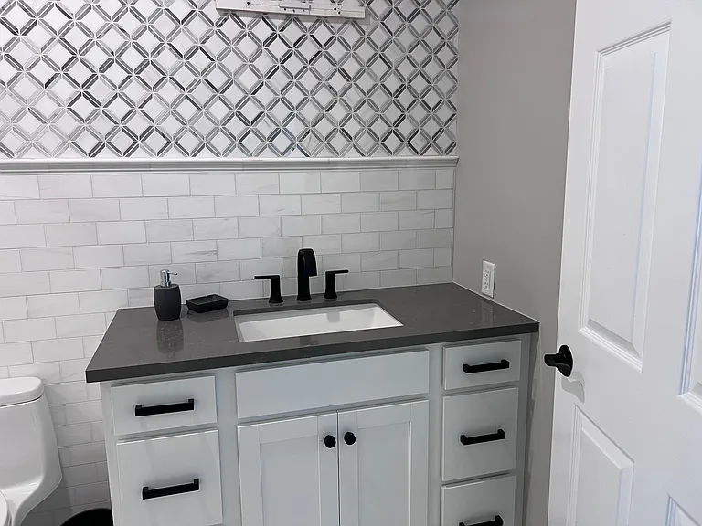 King Bedroom private Bathroom