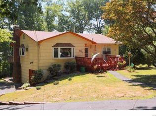 3 Thorn Pl, Chestnut Ridge, NY 10977