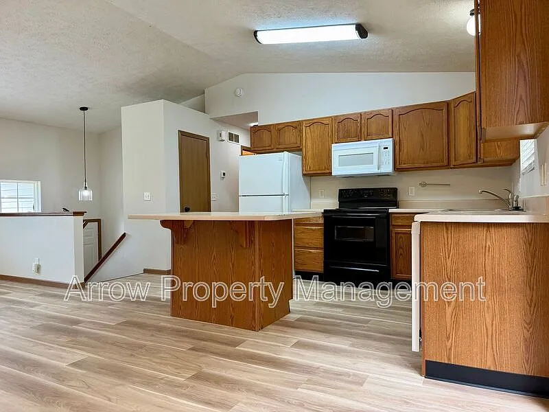4 bed, 2.0 bath, 816 sqft, $1,995 — Photo 4