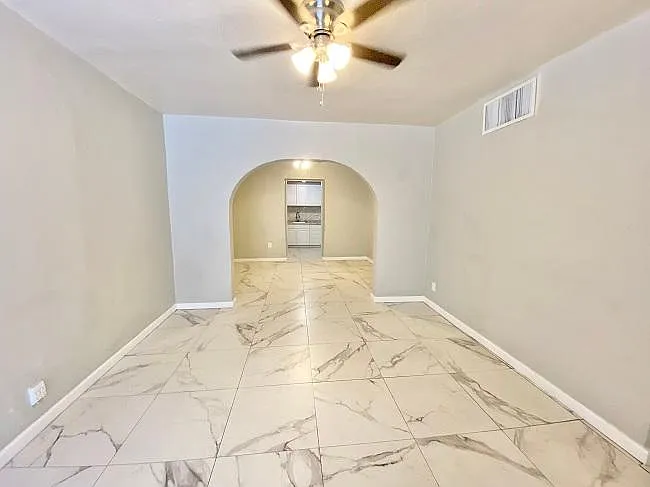 580 S Madison Ave — Photo 2