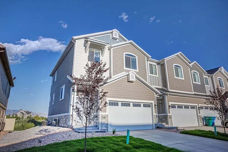 Brand New Mid Unit Townhome For Rent — Photo 1