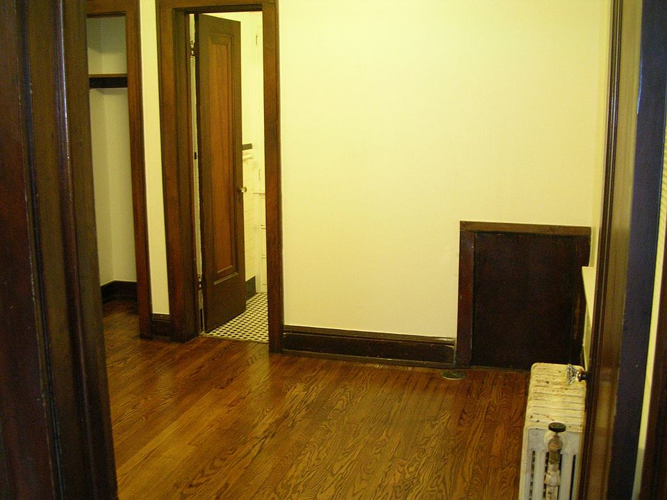 2nd image of 1046 College Ave APT 304