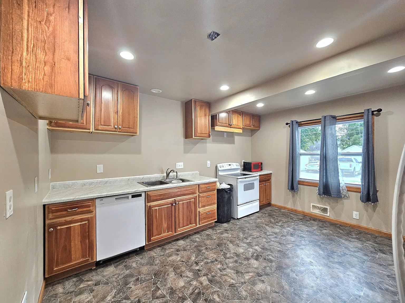 House For Rent — Photo 3