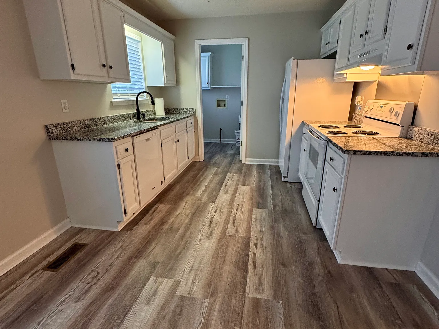 3 bed, 1350 sqft, $1,900 — Photo 4