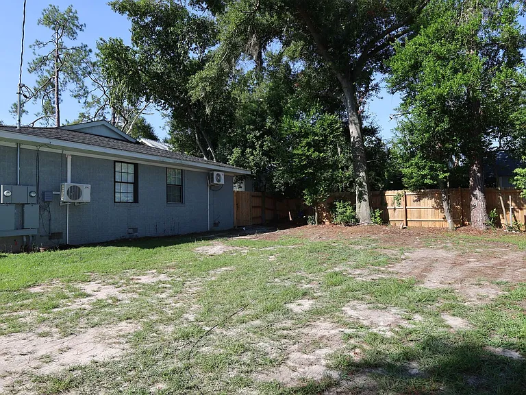 308 E Jane St — Photo 16