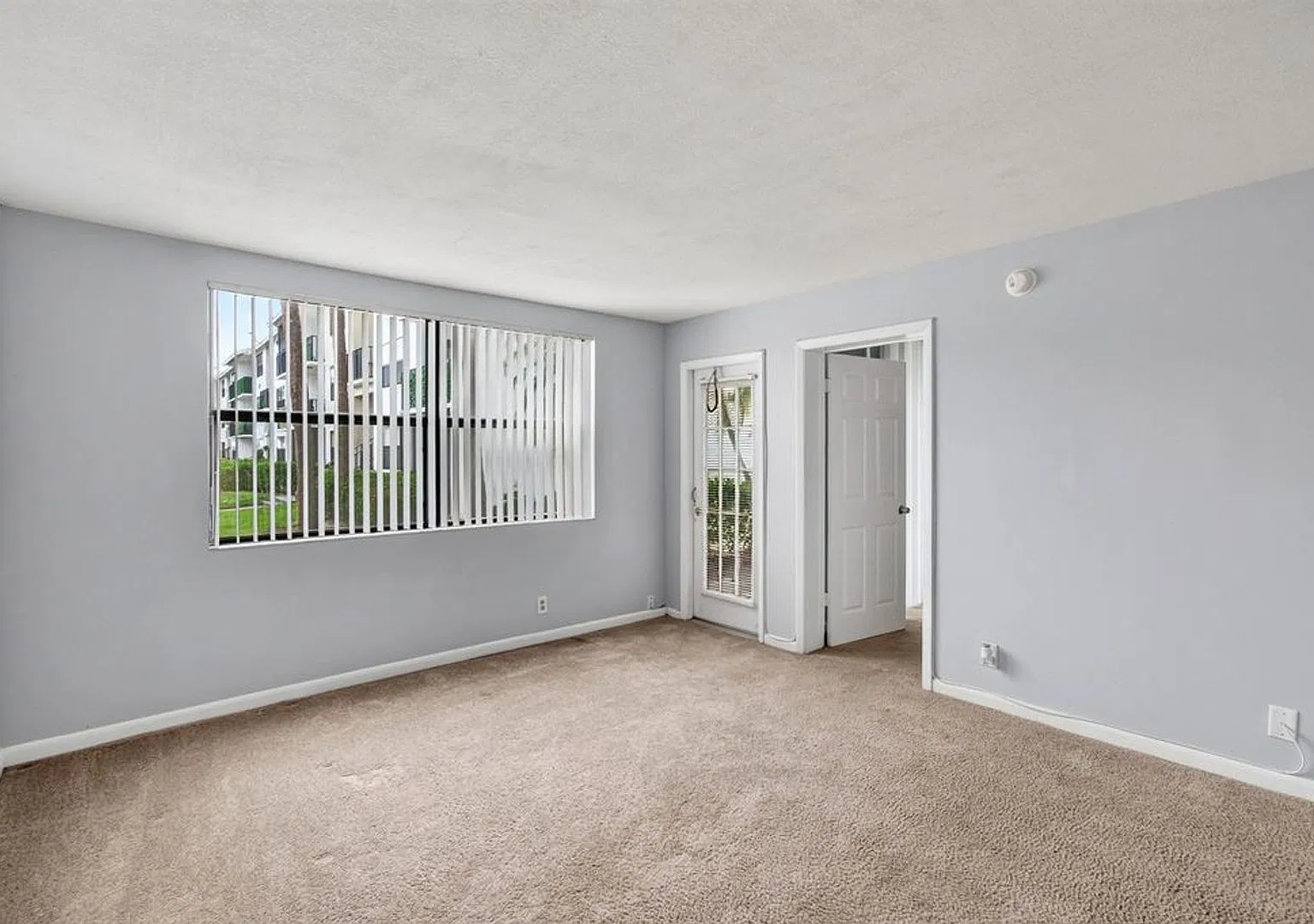 One Bedroom One Bathroom! Waterfront Community! — Photo 2
