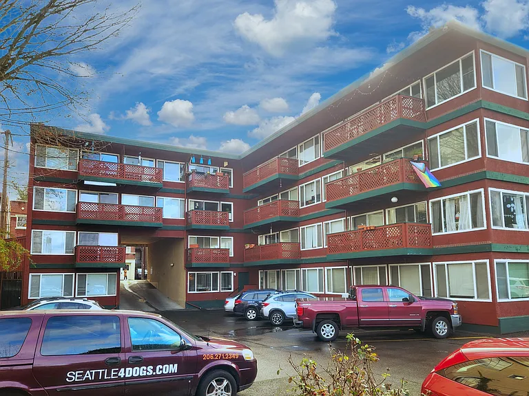 Hawaiian Apartments — Photo 35