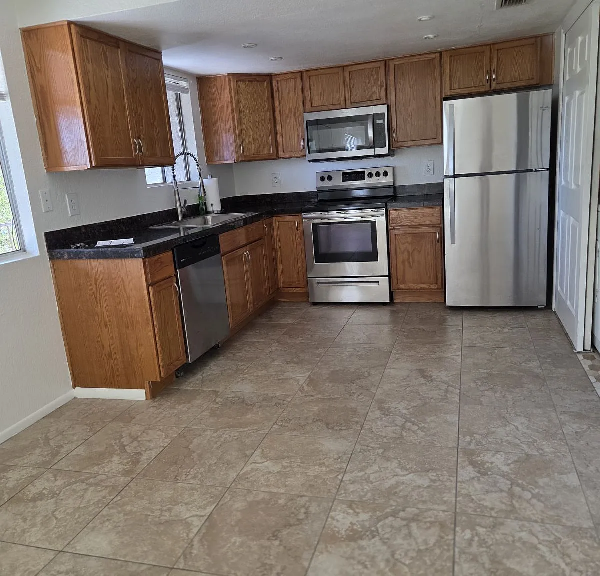2 bed, 900 sqft, $1,400 — Photo 3