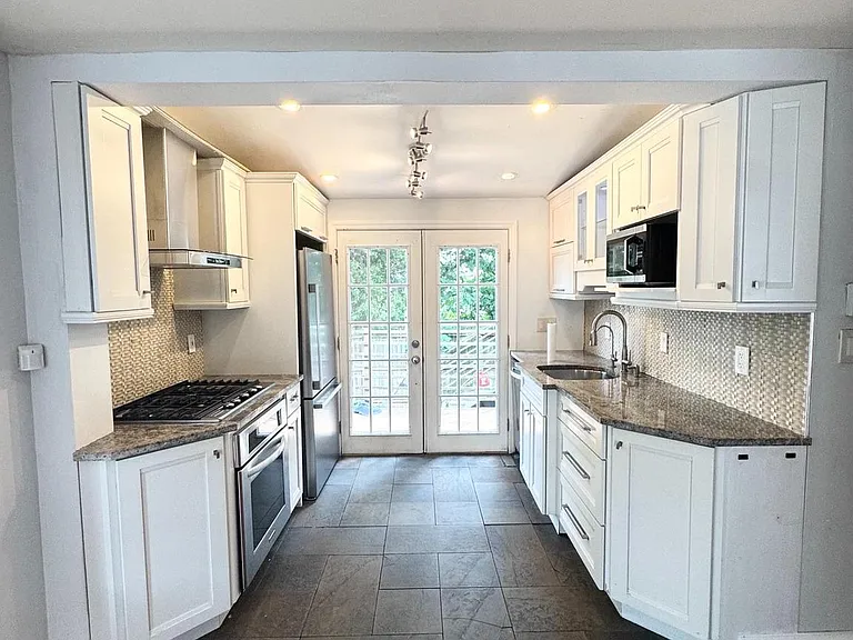 150 E Hartwell Ln — Photo 5