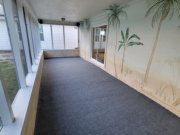 Large 30'x10' rear screened porch with indoor outdoor carpeting