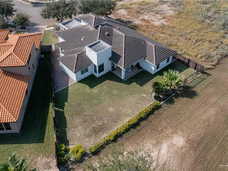 2707 El Jardin — Photo 22