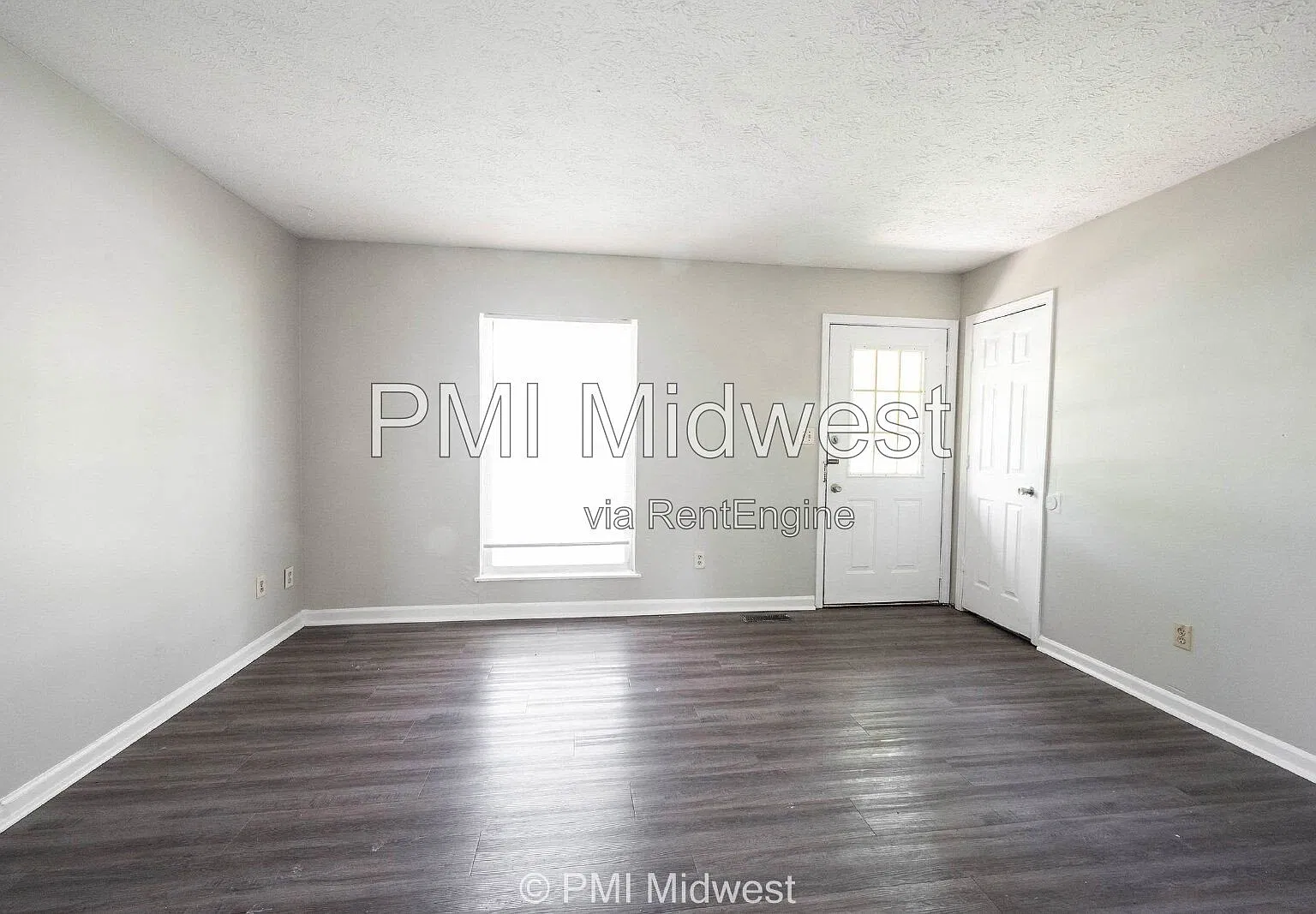 4 bed, 1.0 bath, 925 sqft, $1,379 — Photo 3