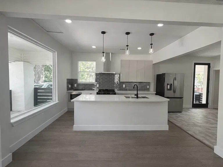 501 Texas Ave — Photo 4