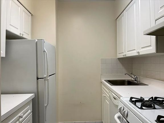 5th image of 301 E 45th St APT 3F