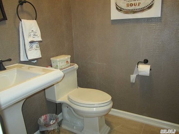 4th image of 54 Center Ct