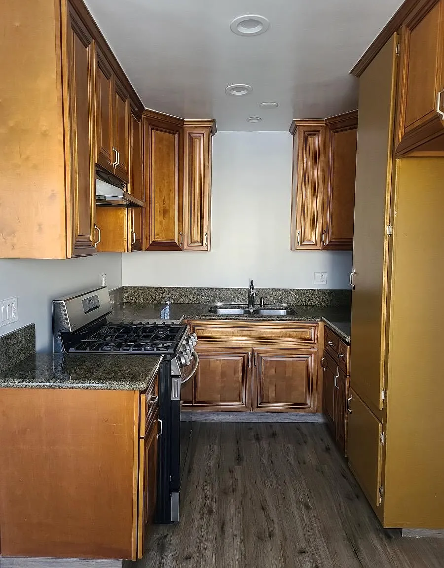 3 bed, 1000 sqft, $2,975 — Photo 3