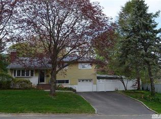 4 Saylor Pl, Halesite, NY 11743