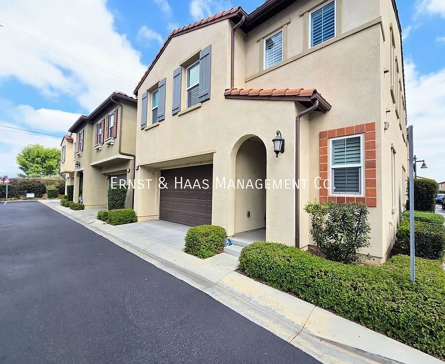 Stunning 3-Bedroom, 2.5-Bathroom Long Beach Home at Riverdale! — Photo 3