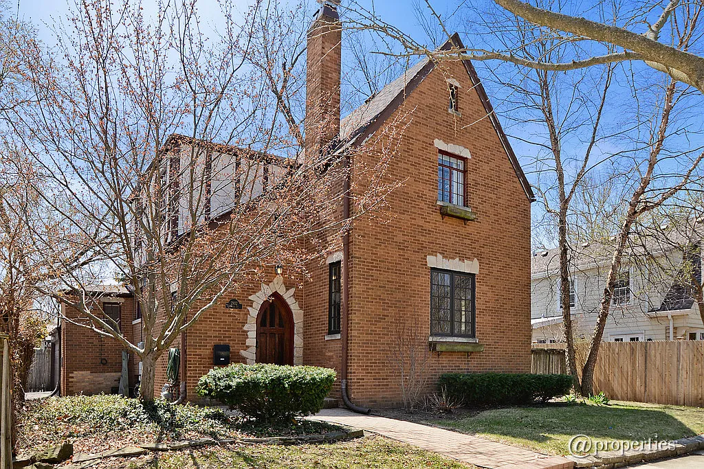 2902 Thayer St photo 1