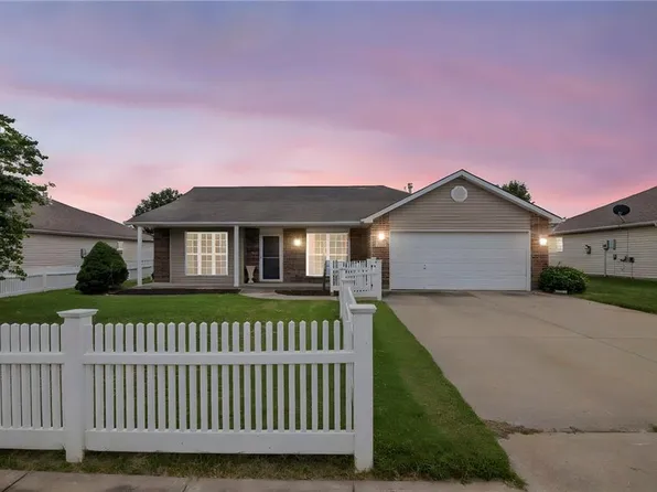 727 Country Ln, Raymore, MO 64083